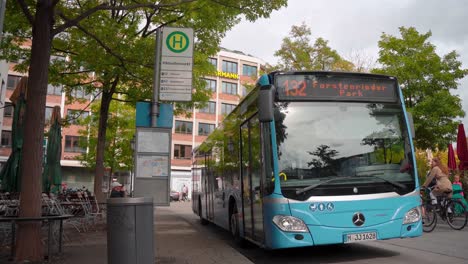 Parada-De-Autobús-Viktualienmarkt-En-El-Centro-De-La-Ciudad-De-Munich