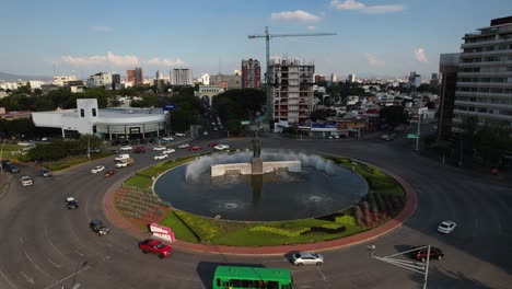 Vista-Aérea-Alrededor-De-La-Estatua-De-Minerva-Y-La-Rotonda,-Guadalajara,-México---Bajo,-Dando-Vueltas,-Disparo-De-Drones