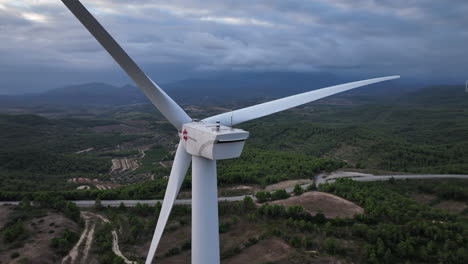 Nahaufnahme-Der-Luftaufnahme,-Die-Stationäre-Windkraftanlagen-Auf-Bewölktem-Ackerland-In-Den-Bergen-Von-Barcelona-Umkreist