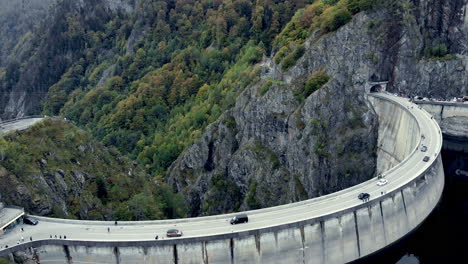 Montañas-De-Los-Cárpatos-Con-Presa-Vidraru-Y-Escena-Aérea-Del-Lago,-Arges,-Rumania