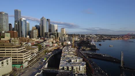 Luftaufnahme-über-Die-Zentrale-Uferpromenade-Von-Seattle,-Goldene-Stunde,-In-Washington,-Vereinigte-Staaten-Von-Amerika---Rückseite,-Drohnenaufnahme