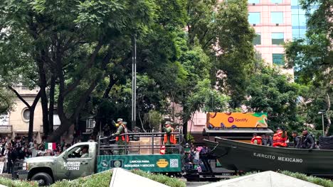 Toma-Del-Avance-Del-Pelotón-De-Barqueros-Durante-El-Desfile-Del-Ejército-Mexicano-En-La-Ciudad-De-México