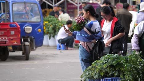 Kunming,-Yunnan,-China---September-1,-2022:-atmosphere-of-people-at-the-Kunming-Dounan-Flower-Market