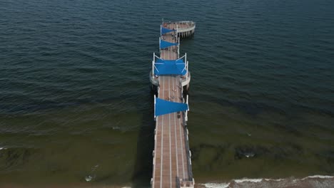 Muelle-Y-Vista-Aérea,-Horizonte-Urbano-De-Pompano-Beach-Fl-Usa,-Edificios-Frente-Al-Mar,-Canal-Y-Horizonte-Oceánico,-Tiro-Con-Drones