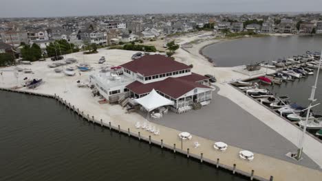 Vista-Aérea-Alrededor-Del-Club-Náutico-Lavallette,-En-Nueva-Jersey,-Ee.uu.---Rotación,-Retroceso,-Disparo-De-Drones