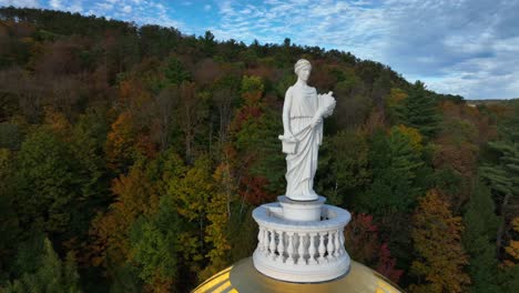 Estatua-En-La-Parte-Superior-De-La-Casa-Del-Estado-De-Vermont