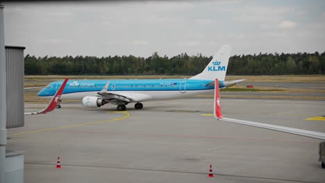 El-Avión-De-La-Ciudad-De-Klm-Sobrevuela-La-Pista-Del-Aeropuerto-De-Núremberg