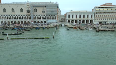 Antena-4k-De-San-Marco,-El-Puente-De-Rialto-Y-Los-Canales-En-Venecia,-Italia-En-Un-Día-Nublado