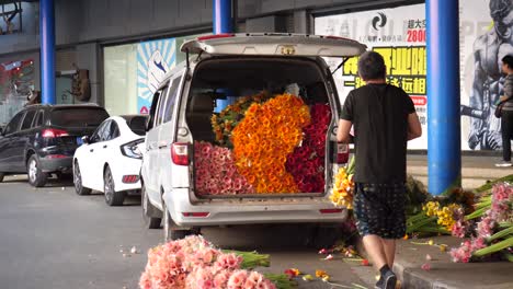 Kunming,-Yunnan,-China---1-De-Septiembre-De-2022:-Un-Hombre-Cargando-Flores-En-El-Coche-En-El-Mercado-De-Flores-De-Kunming-Dounan