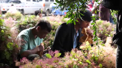 Kunming,-Yunnan,-China---1-De-Septiembre-De-2022:-Vendedores-De-Flores-En-El-Mercado-De-Flores-De-Kunming-Dounan