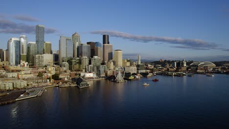 Vista-Aérea-Alrededor-Del-Centro-De-Seattle-Desde-El-Lado-Del-Mar,-Hora-Dorada,-En-El-Estado-De-Washington,-Estados-Unidos---Dando-Vueltas,-Tiro-De-Drones