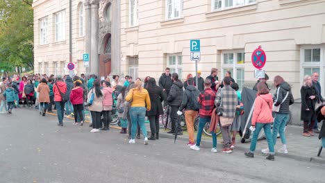 Ciudadanos-Brasileños-Hacen-Fila-Para-Votar-En-El-Extranjero-En-Munich