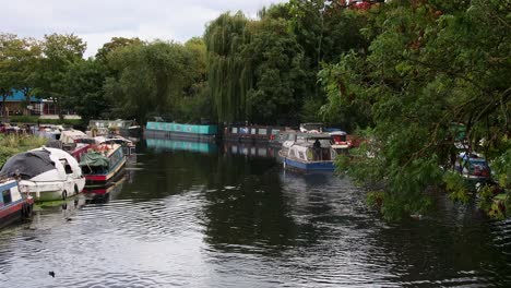 Barco-Estrecho-En-El-Río-Lea,-Londres