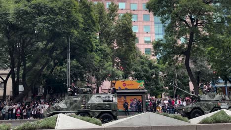 Aufnahme-Des-Vormarsches-Neuer-Gepanzerter-Panzer-Während-Der-Parade-Der-Mexikanischen-Armee-In-Mexiko-stadt