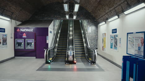 Escaleras-Mecánicas-Vacías-En-El-Metro-De-Londres-Durante-La-Pandemia-De-Coronavirus