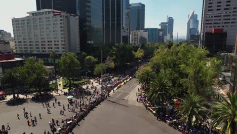 Vista-Aérea-Alrededor-De-La-Ruta-Vacía-Del-Desfile-En-La-Avenida-Reforma,-En-La-Soleada-Ciudad-De-México---Dando-Vueltas,-Tiro-De-Drones