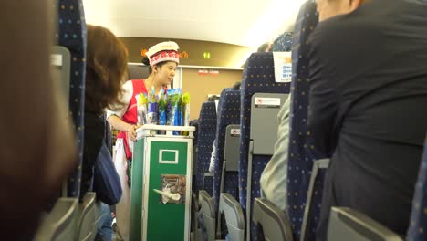 Kunming,-Yunnan,-China---1-De-Septiembre-De-2022:-Mujer-Vendiendo-Comida-En-Un-Tren-Rápido