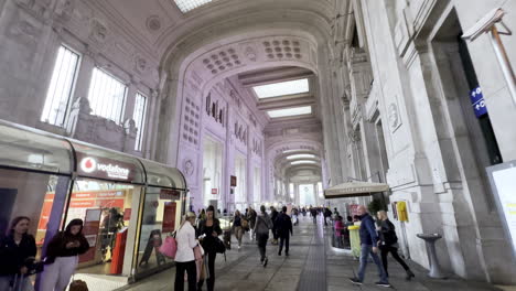 Touristen-Und-Reisende,-Die-Im-Mailänder-Hauptbahnhof-Spazieren-Gehen