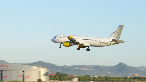 Verfolgung-Eines-Modernen-Vueling-Verkehrsflugzeugs,-Das-Am-Flughafen-Barcelona,-Spanien,-Ankommt