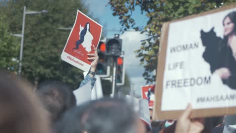 Protest-Nach-Dem-Tod-Von-Mahsa-Amini,-Der-Gegen-Das-Unterdrückerische-Iranische-Regime-Protestiert