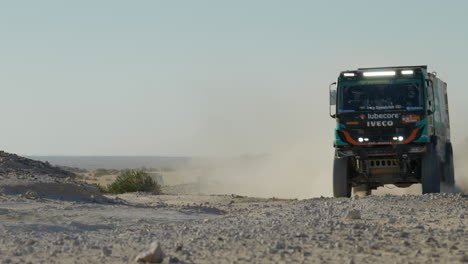 Carrera-De-Camiones-Todoterreno-Del-Rally-Dakar-A-Través-Del-Sendero-De-Arena-Del-Desierto-A-Campo-Traviesa