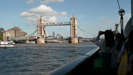 Toma-Una-Foto-Cuando-Estés-Cerca-Del-Puente-De-La-Torre,-Londres,-Reino-Unido