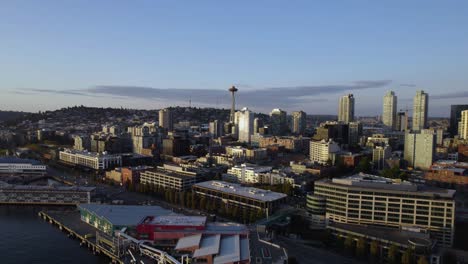 Luftaufnahme-über-Den-Bell-Harbour-Marina,-In-Richtung-Der-Seattle-Space-Needle-Im-Sonnigen-Usa---Aufsteigend,-Drohne-Erschossen