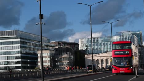 Watch-out-for-Buses-when-crossing-the-road-in-London,-United-Kingdom