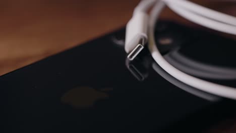 Foco-De-Rack-Del-Cable-Usb-c-Enrollado-En-La-Parte-Posterior-De-Un-Teléfono-Inteligente-Apple-IPhone-En-El-Escritorio