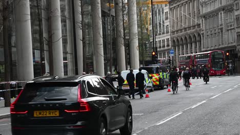 Die-Polizei-Meldet-Eine-Messerstecherei,-Die-Sich-Außerhalb-Von-22-Bishopsgate,-London,-Vereinigtes-Königreich,-Ereignet-Hat