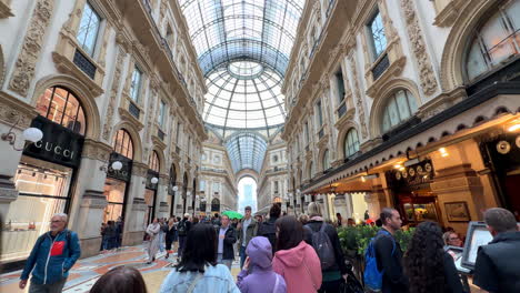 Caminando-Por-El-Centro-Comercial-Galleria-Vittorio-Emanuele-Ii-En-Milán