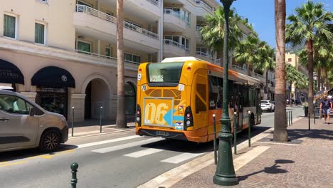 Conducción-De-Autobuses-En-La-Calle-De-La-Comuna-De-Beaulieu-sur-mer-En-Francia