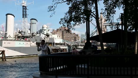 Fotografieren-In-Der-Nähe-Von-Tower-Bridge-Und-HMS-Belfast,-London,-Vereinigtes-Königreich