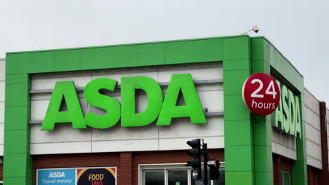 Großes-Asda-Schild-Und-Logo-An-Der-Außenseite-Des-Supermarktgebäudes-In-Der-Stadt