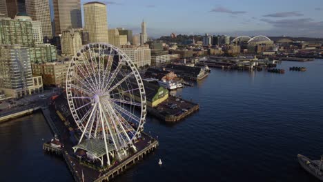 Vista-Aérea-Alrededor-De-La-Gran-Rueda-De-Seattle,-Amanecer-En-Wa,-Ee.uu.---Dando-Vueltas,-Disparo-De-Drones