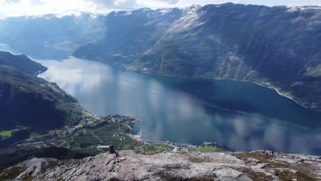 Espectacular-Vista-Panorámica-Del-Fiordo-En-El-Borde-De-Los-Acantilados-En-La-Ruta-De-Senderismo-Queens-Sobre-Lofthus-En-Hardanger-Noruega---Sorfjorden-Hardangerfjord-Vista-Desde-La-Cima-De-La-Montaña-Con-Gente