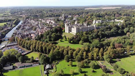 Hoch-Oben-Drohnenaufnahme-Des-Schlosses-In-Arundel,-Kent,-Großbritannien