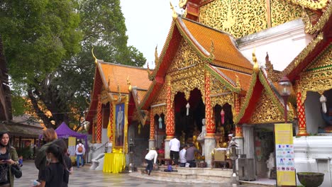 Tourists-and-local-walking-around-temple-grounds-of-Doi-Suthep-in-Chiang-Mai,-Thailand