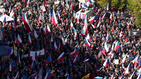 Multitud-Masiva-Con-Banderas-Checas-Manifestándose-En-Praga-Contra-La-Ue