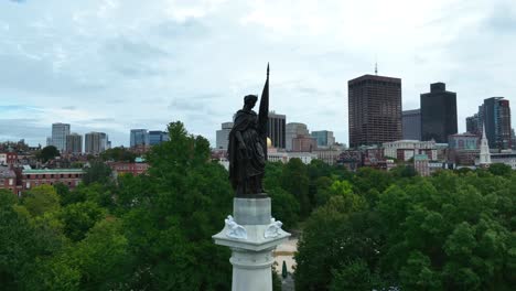 Statue-In-Boston-Gemeinsam-Mit-State-House-Dome-In-Der-Ferne