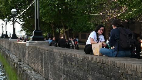 Comiendo-Mcdonalds-Por-El-Río-Támesis,-Londres,-Reino-Unido