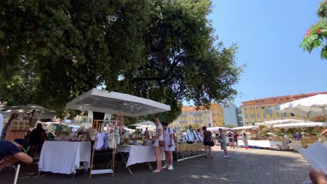 Gente-En-El-Mercado-De-Pulgas-En-La-Plaza-Garibaldi-En-La-Ciudad-De-Niza,-Francia