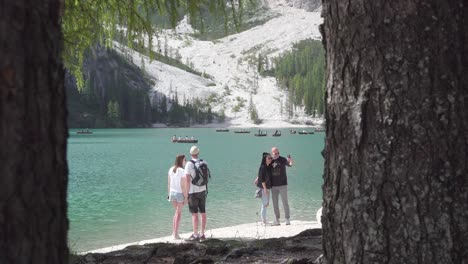 Lago-Braies-Y-Las-Consecuencias-Del-Turismo-Masivo-Causado-Por-Las-Redes-Sociales-Para-El-Lago-Y-Sus-Alrededores