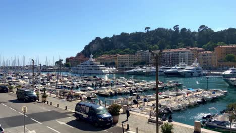 Boote-Im-Hafen-Von-Nizza,-Frankreich-Im-Sommer