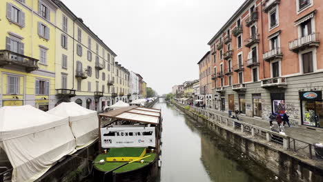 Barco-En-El-Canal-En-El-Distrito-De-Navigli-De-Milán