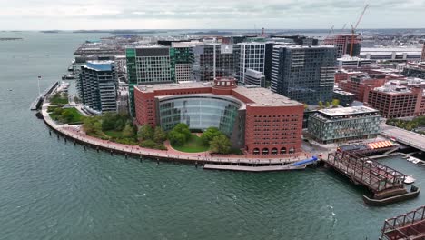 Scheitelgebäude-Und-Fan-Pier-Park-In-Boston