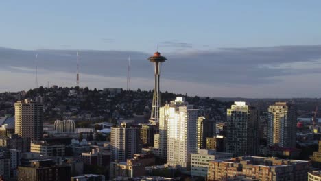 Vista-Aérea-Que-Se-Eleva-Hacia-La-Torre-De-Observación-De-La-Aguja-Espacial,-Hora-Dorada-En-Seattle,-Estados-Unidos