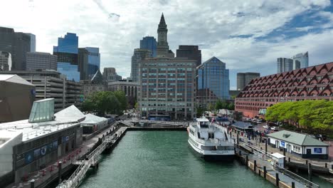 Cruceros-Por-El-Puerto-De-Boston-En-El-Puerto