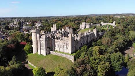 Fliegende-Drohnenaufnahme-Des-Schlosses-In-Arundel,-Kent,-Großbritannien