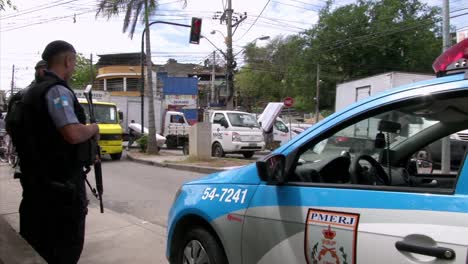 Puesto-De-Control-Policial-Frente-A-La-Favela-Da-Rocinha-En-Río-De-Janeiro